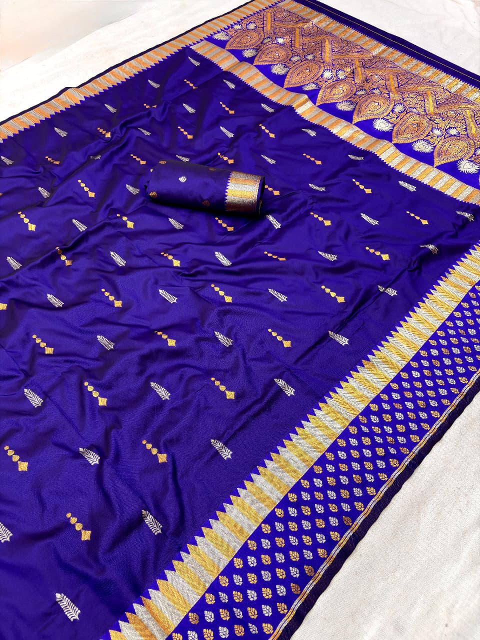 soft silk banarasi saree with zari weaving work