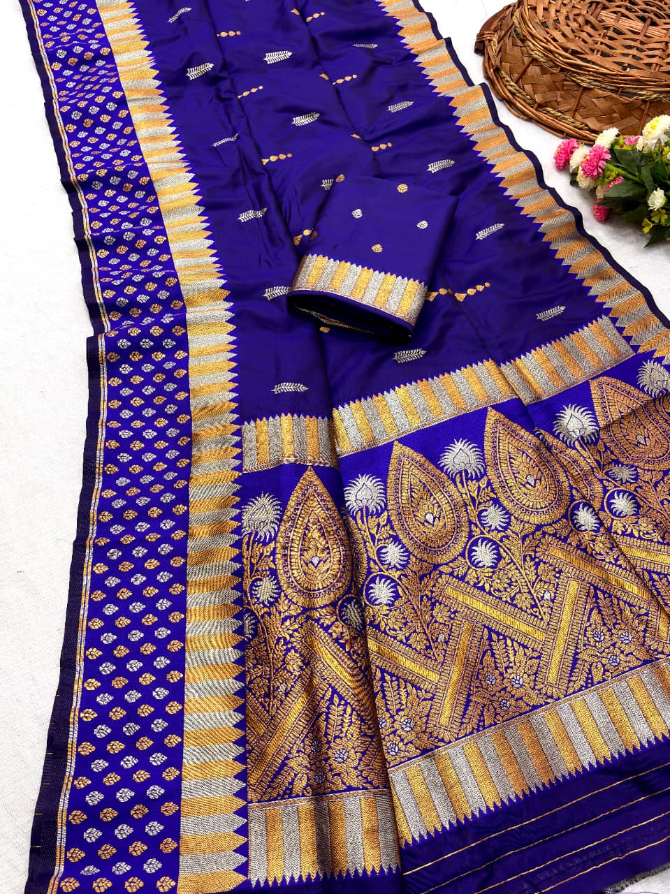 soft silk banarasi saree with zari weaving work
