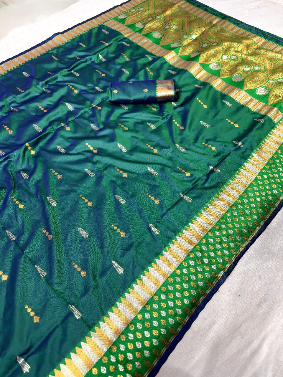 soft silk banarasi saree with zari weaving work